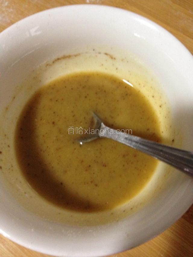 调油面酱:叁小匙面粉、适量盐、花椒粉、五香粉、加食油调成可流动的糊备用。