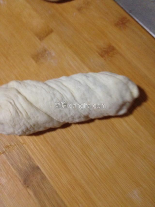 从边上起由里向外卷起，封住两头不露葱油。用手挤成三段，每段封住两头，用手拧成旋改立柱向下压成园形。