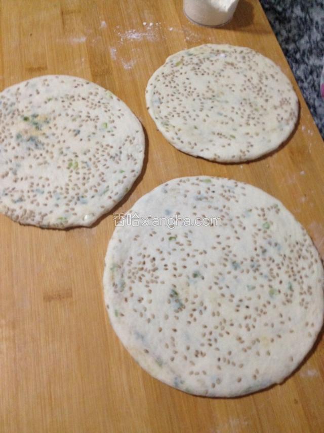 擀开做成约3厘米厚的饼胚，再醒十分钟。