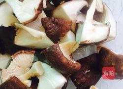鸭腿炖香菇的做法图解2