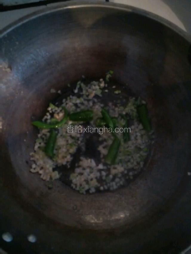 锅里油倒出，留底油放入葱姜蒜辣椒爆香
