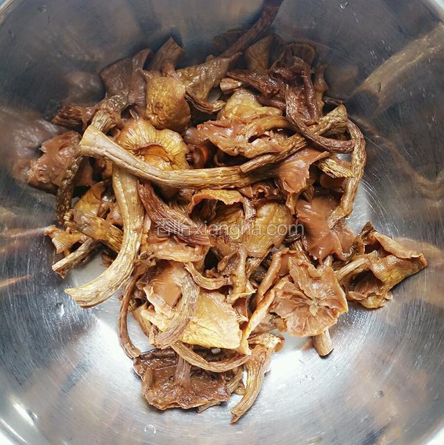 蘑菇提前用清水泡半小时，捞出控水