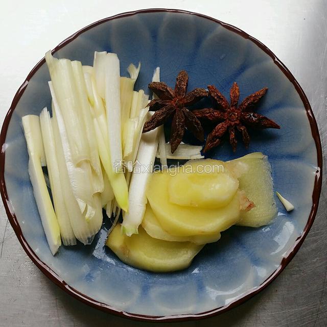 葱切丝，姜切片