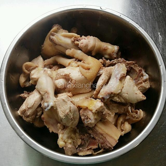 首先把鸡肉放滚水里去血沫捞出控水
