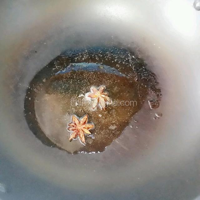 锅中倒油，放入大料炒香
