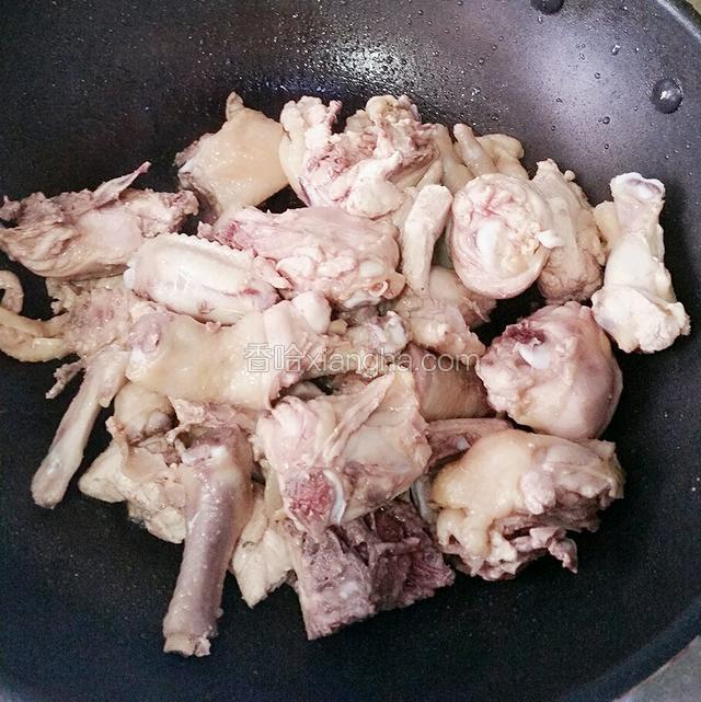 将鸡块倒入锅中翻炒