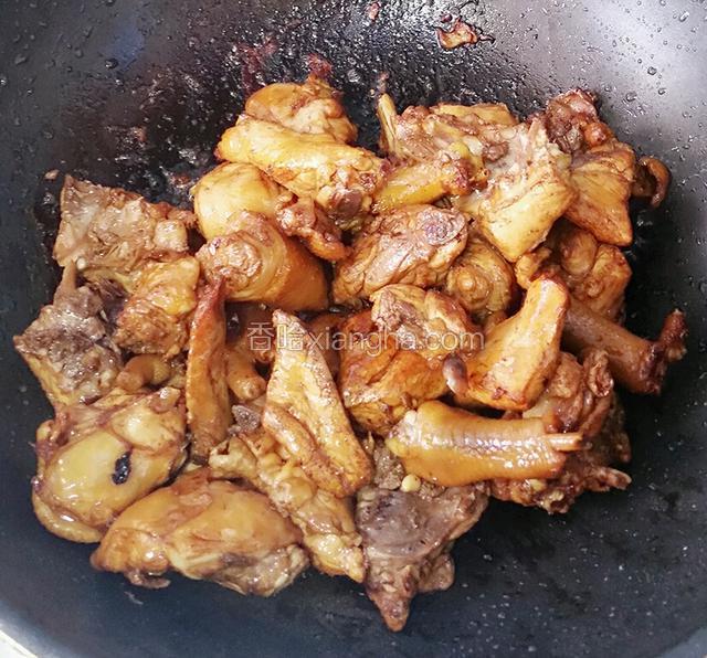 倒入料酒，酱油翻炒至上色均匀