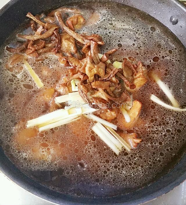 加入葱姜，蘑菇盐和没过鸡肉的水，小火慢炖一小时左右，鸡肉软烂就可以了哦