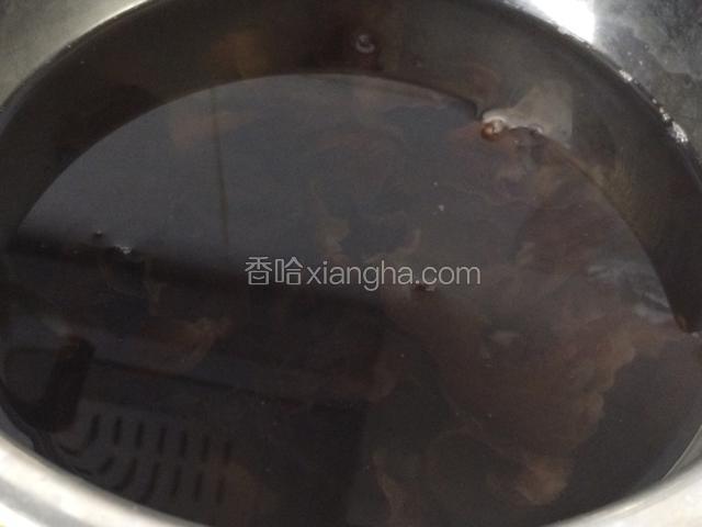 黑木耳提前泡发，择净撕成小朵备用；