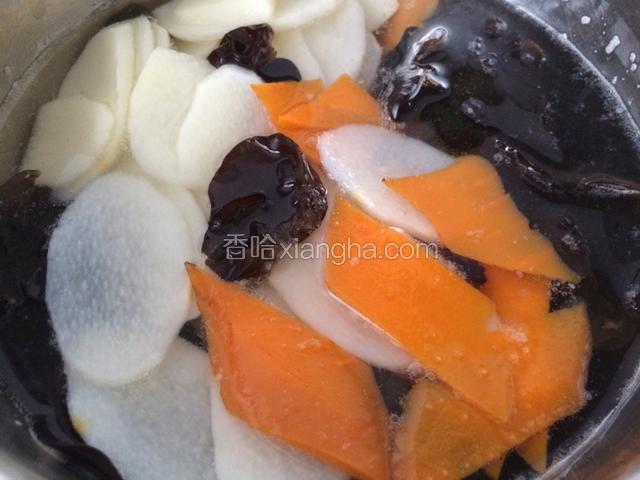 烧开水，分别将木耳、胡萝卜、山药汆烫至熟捞出，放在冷水里过凉，再捞出控净水分备用；