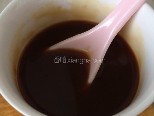 其余调味料除玉米淀粉和2茶匙清水外集中在一个小碗里调匀备用；