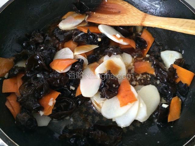 淋入之前准备好的料汁；