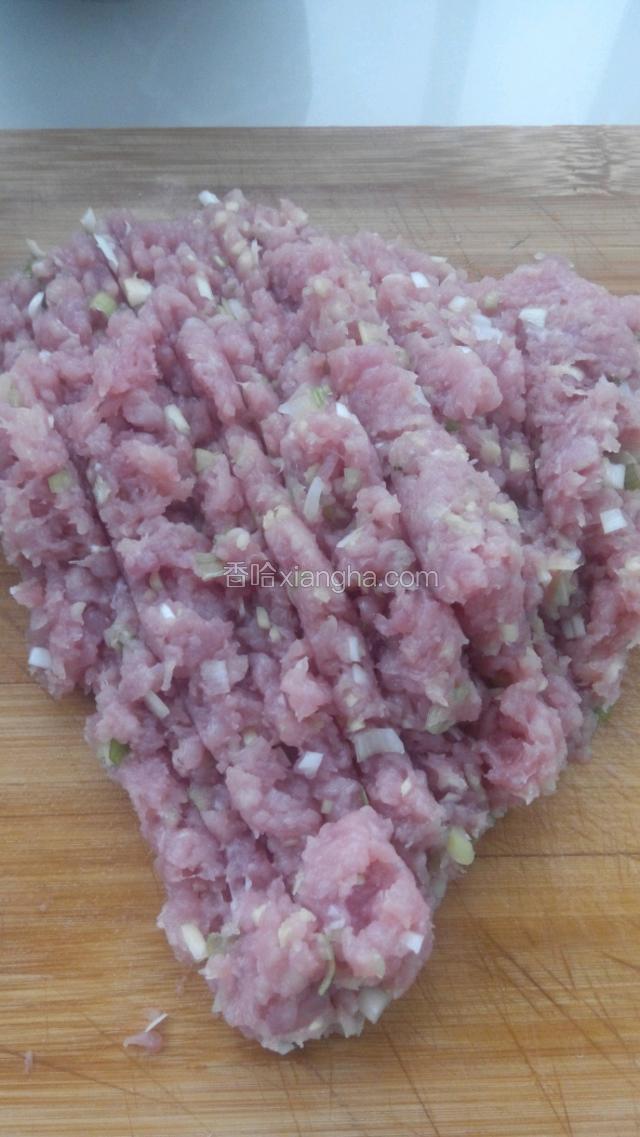 猪肉剁馅，可以把葱和姜放进肉馅中一起剁碎。