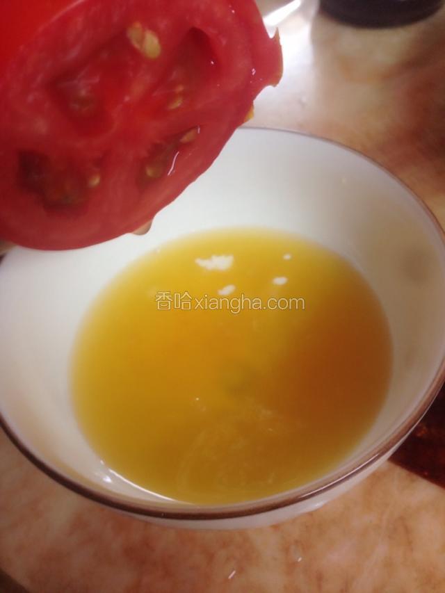 新鲜的番茄酱，挤压至橙汁里，加入糖和淀粉各一汤勺。调味料B
