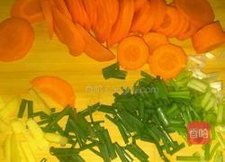 红萝卜焖排骨的做法图解2