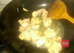 红萝卜焖排骨的做法图解4