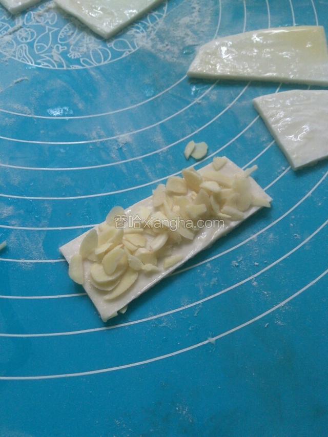 粘上杏仁片