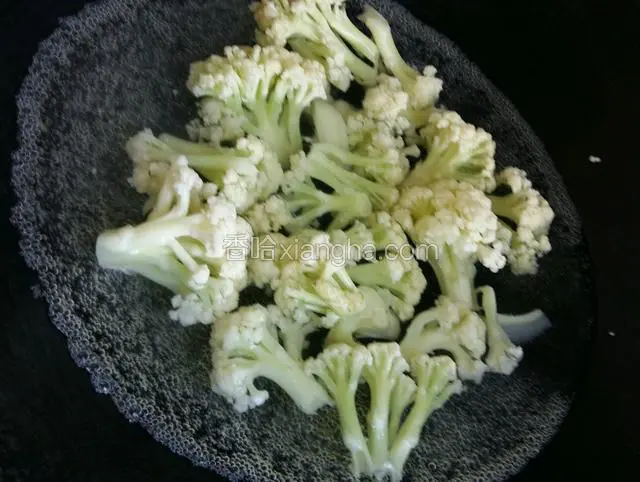 锅里面加适量清水，等水烧开，把花菜倒进去焯一分钟。