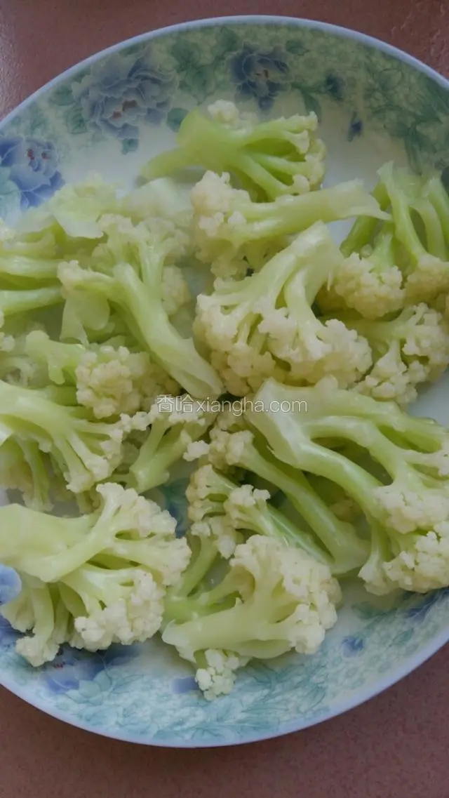 焯过水的花菜装盘备用