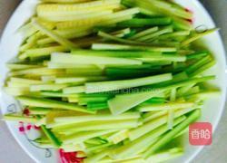 西葫芦炒木耳的做法图解2