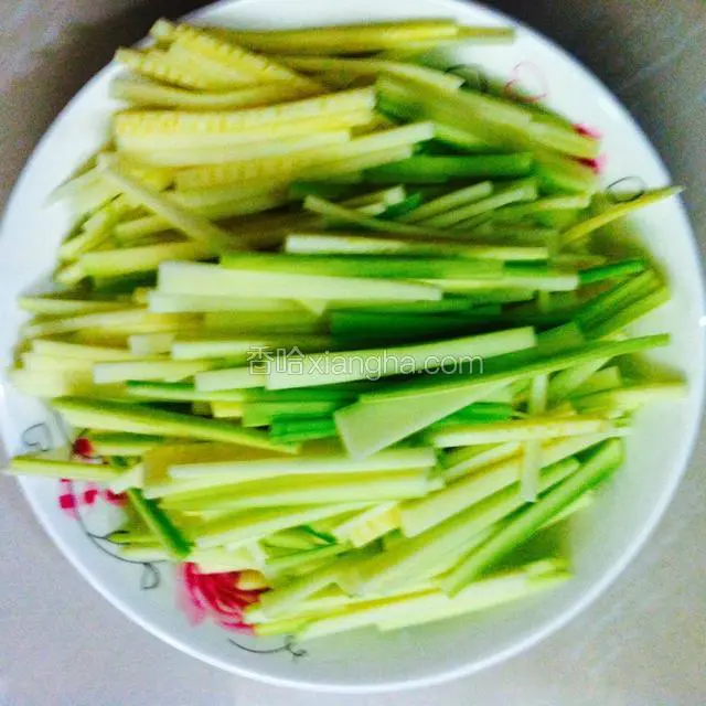 西葫芦去皮，切条，备用。