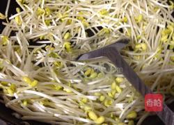 胡萝卜炒黄豆芽的做法图解1