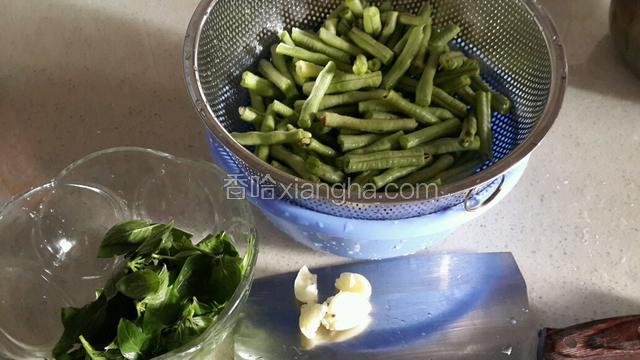 把豆角，九层塔洗干净控水，蒜头拍碎。