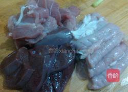 酸菜煮猪杂的做法图解3