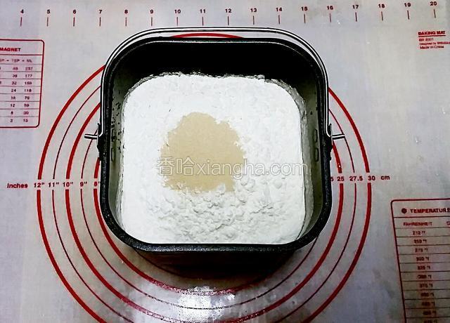 除黃油和輔料外的所有材料（酵母後下和切勿接觸鹽）放進麵包機的麵包桶裡拌勻，啟動攪拌和麵功能