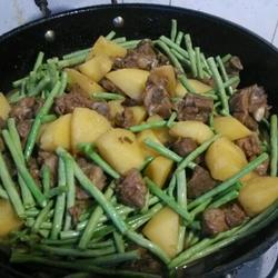 土豆烧排骨豇豆 五香味的做法[图]