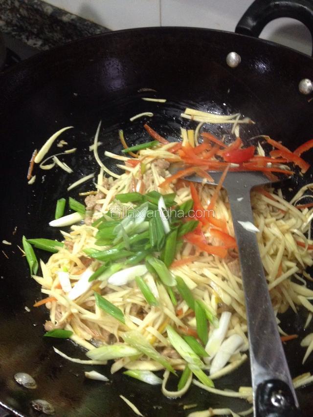 肉丝炒散后下入高笋丝、胡罗卜丝、葱段炒匀，翻炒中可加少许开水更滋润。
