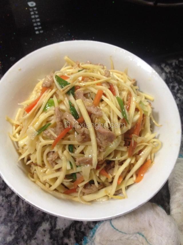 调入食盐、鸡粉，撤入葱花炒匀装盘上桌。