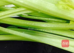 芹菜胡萝卜丁的做法图解1