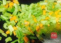 芹菜胡萝卜丁的做法图解7