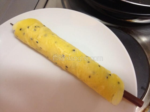 取出面饼，以筷子为轴，卷成筒状，然后放一旁净置。