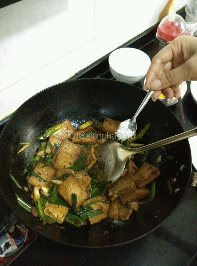 加入少量的白糖，翻炒来提味。（如果喜欢味重的，可以在这个时候放点花椒粉哟）