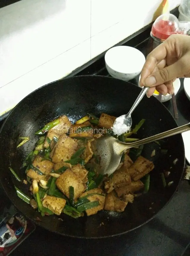 加入少量的白糖，翻炒来提味。（如果喜欢味重的，可以在这个时候放点花椒粉哟）