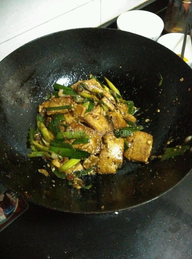 起锅前，用淀粉兑水，倒入锅中，收汁。并翻炒起锅装盘。