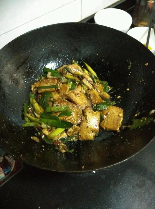 起锅前，用淀粉兑水，倒入锅中，收汁。并翻炒起锅装盘。