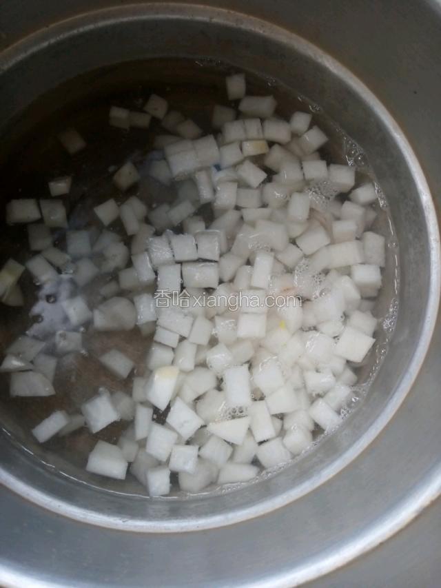 切好的萝卜放锅里焯水
