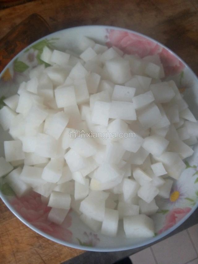 将燎好的萝卜盛出来，沥干水