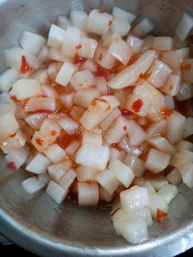 将加好调料的萝卜搅拌均匀
