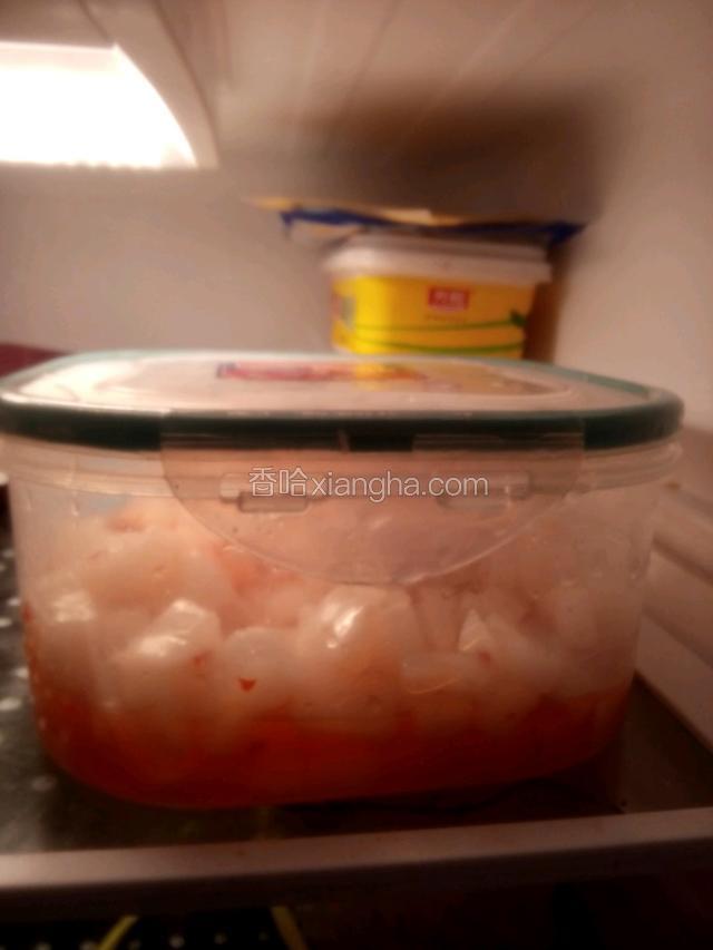 将拌好的萝卜放入保鲜盒，然后放进冰箱冷藏2天，记得要勤翻动萝卜