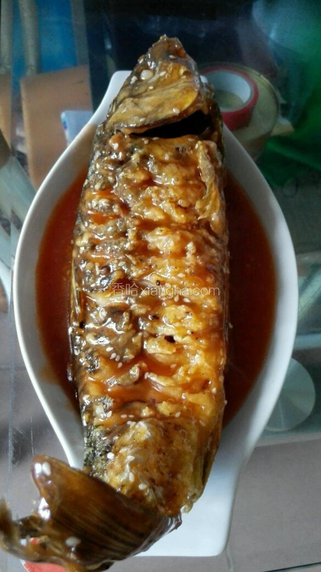 用勺子淋到鱼身体上