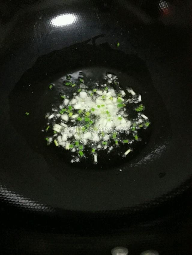 起油锅，将大蒜炒香，加盐、味精，然后倒入料酒、生抽