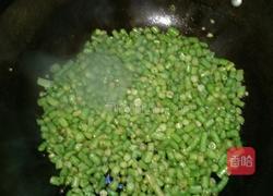 简易素炒豆角米的做法图解1