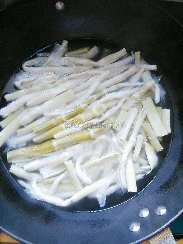 新鲜笋尖焯水待用