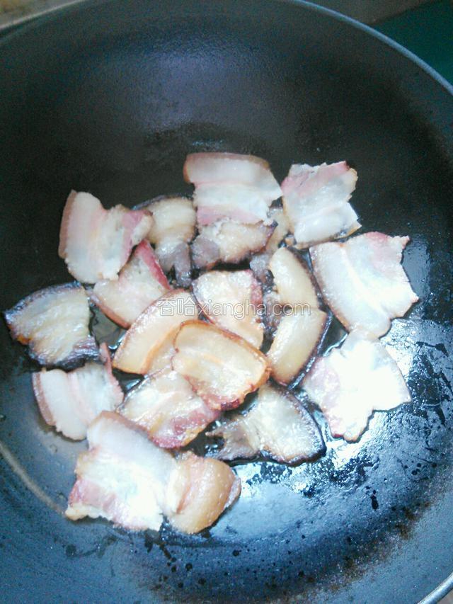 热锅把腊肉煎出油(锅内无需放油)