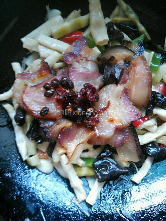 最后倒上腊肉.老干妈.鸡粉.大火翻炒均匀出锅