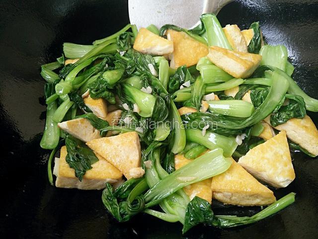 原汁原味的豆腐油菜就炒好了 装盘即可，